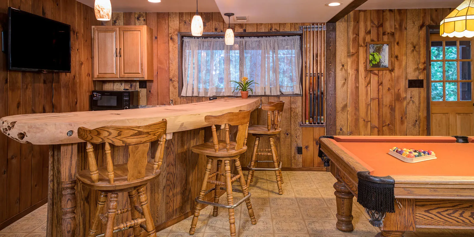 Bar / Pool Table / Piano